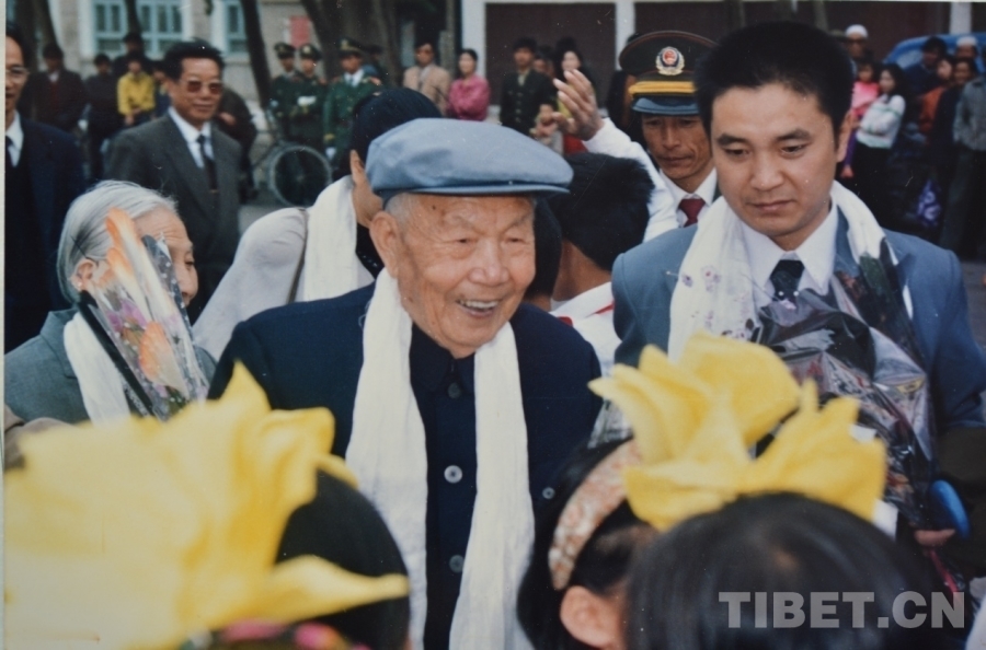 《天路·慕生忠》：“敬慕”“写慕”到“书九游会j9ag【“两路”共铸 心向北京】(图2)
