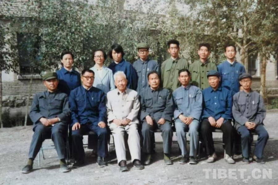 《天路·慕生忠》：“敬慕”“写慕”到“书九游会j9ag【“两路”共铸 心向北京】(图1)